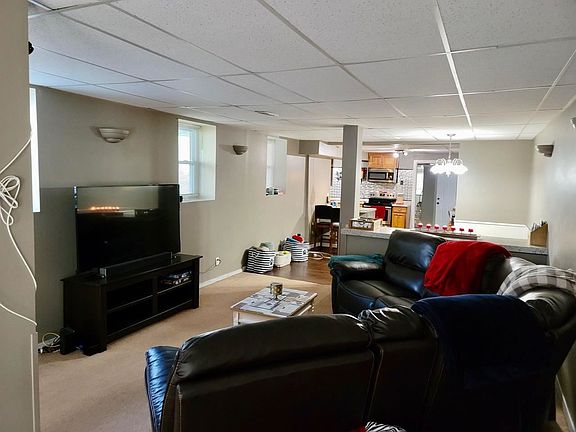 4th image of 407 W Main St