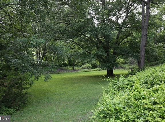 3rd image of 1740 Fairmount Rd