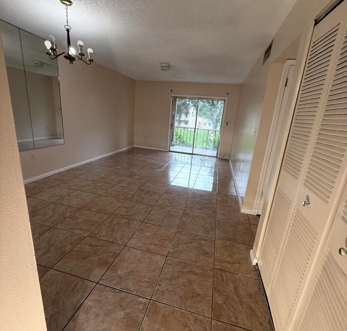 2 bed, 1.0 bath, 728 sqft, $1,900 — Photo 2