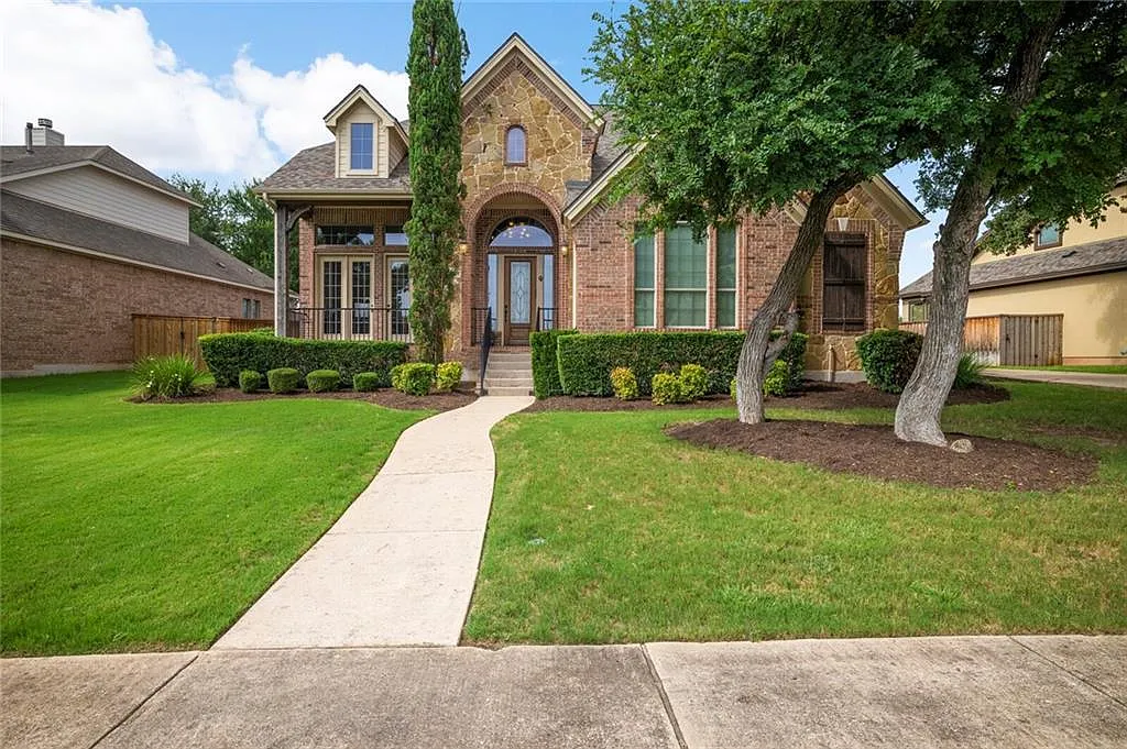 5 bed, 4.0 bath, 4096 sqft, $3,500 — Photo 2