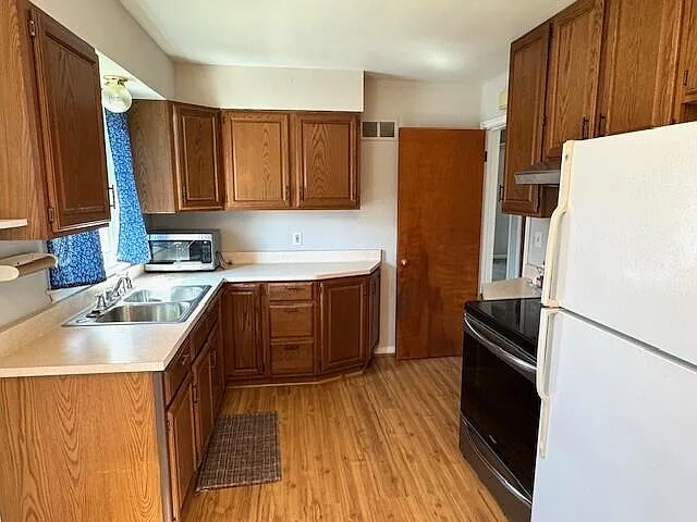 907 Bruce St — Photo 3