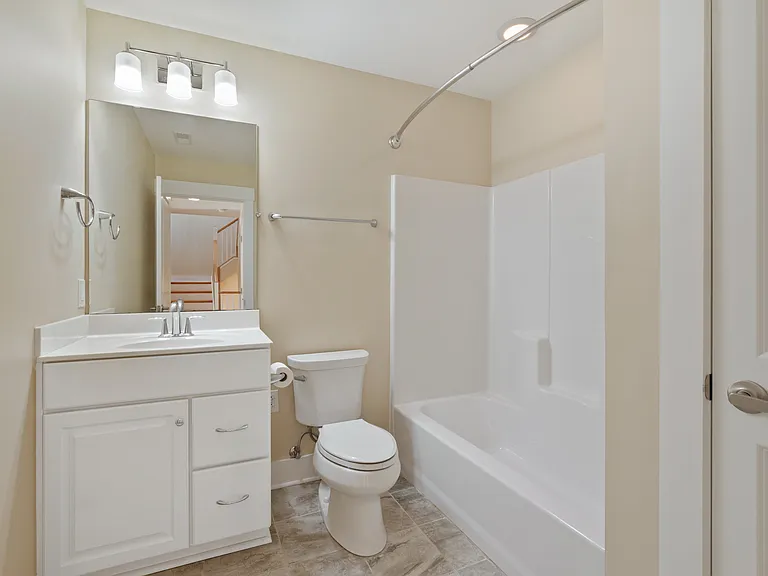 2nd floor full bathroom