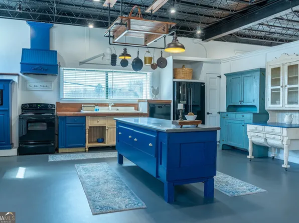 18 W Currahee St #1, Toccoa, GA 30577