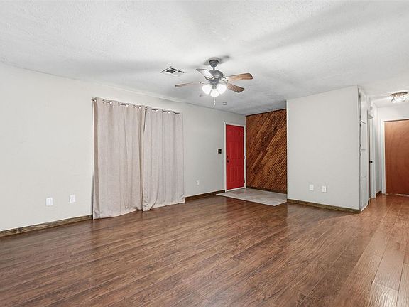 4th image of 409 1/2 Pecan Ave