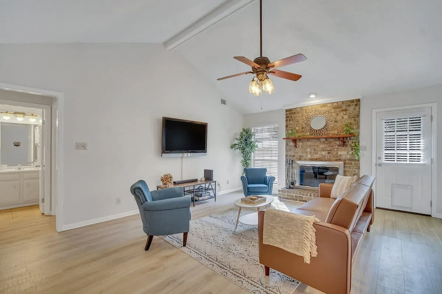 3 bed, 2.0 bath, 1496 sqft, $4,036 — Photo 3