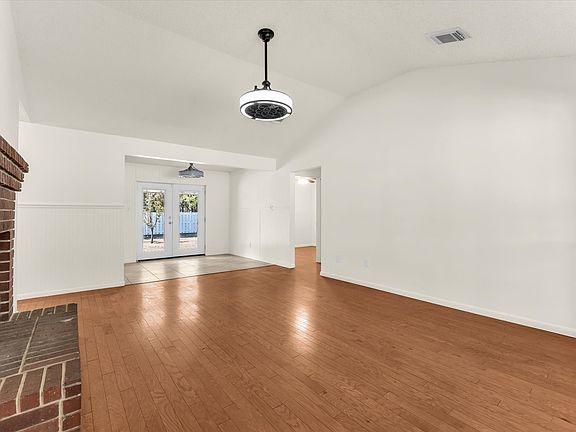 4th image of 4626 Lexington St
