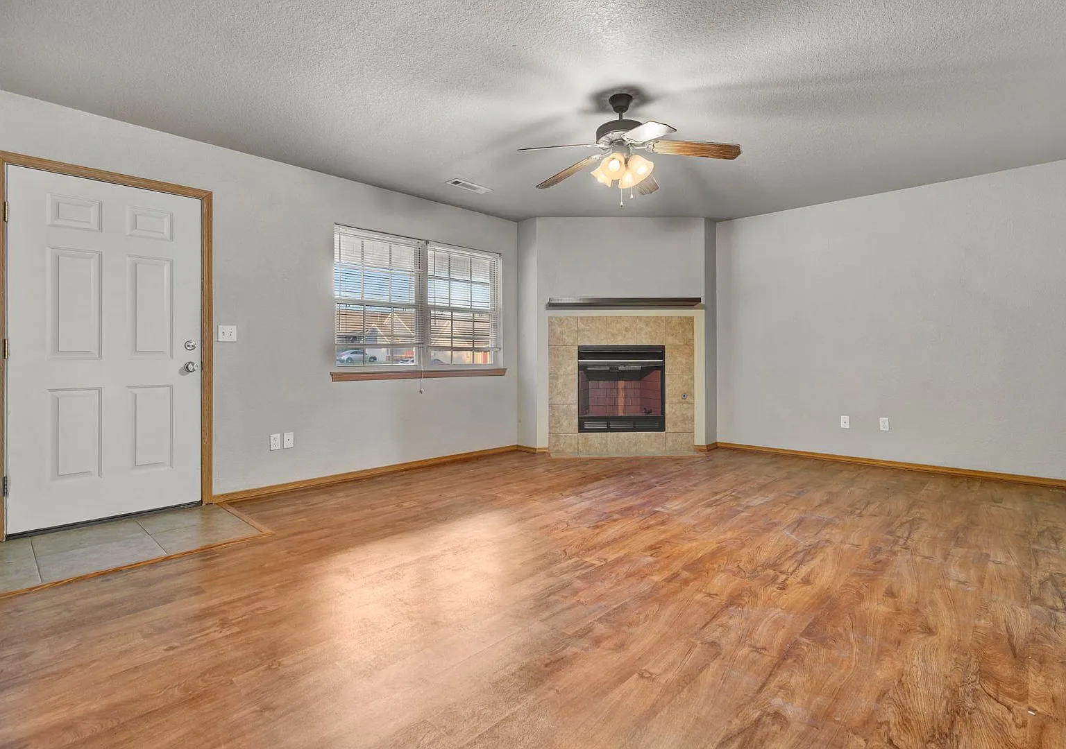 4 Bedroom 2.5 Bath Townhome near Centennial Park! Fenced Yard! — Photo 4
