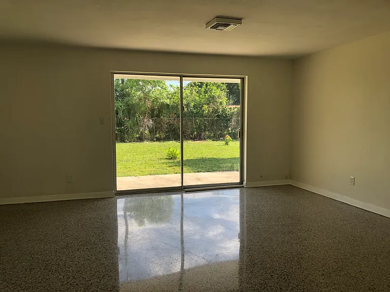 1209 Forester Ave — Photo 4
