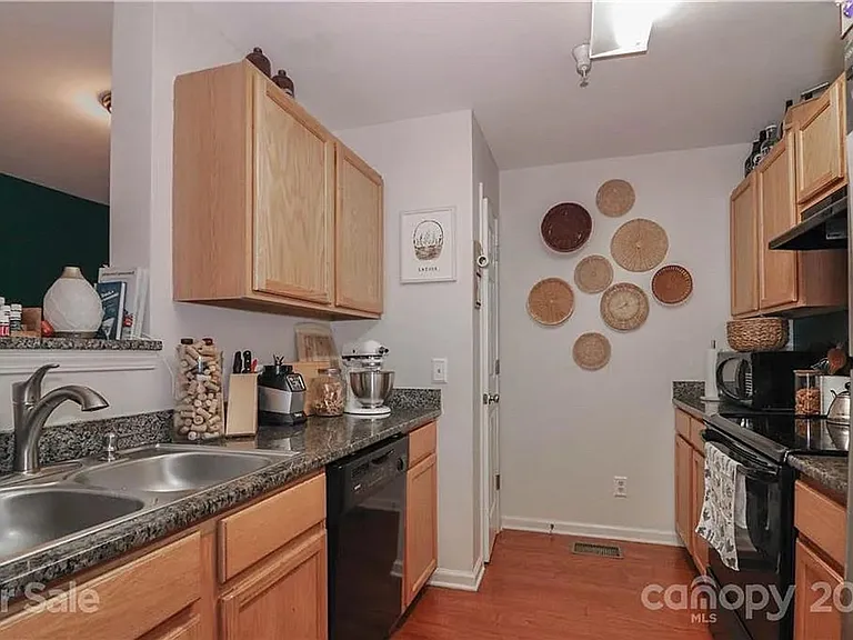 547 Donatello Ave — Photo 5