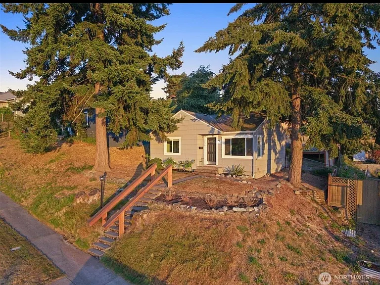 2036 E Morton St — Photo 11