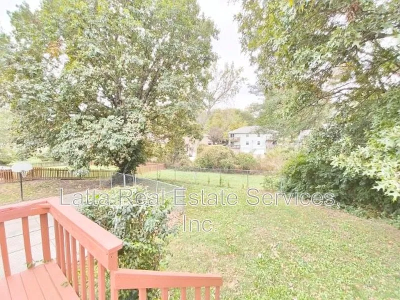 3 bed, 3.0 bath, 2000 sqft, $1,750 — Photo 3