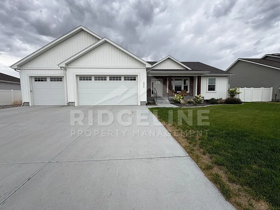 806 E 1475 N