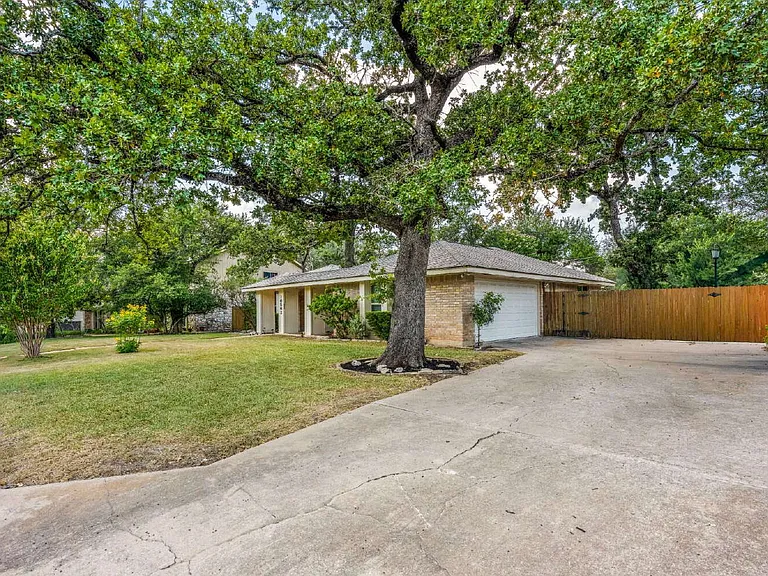 10502 Spicewood Pkwy — Photo 4
