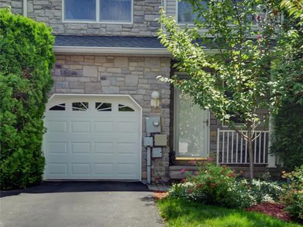 17 Springhill Dr, Morris Plains, NJ 07950