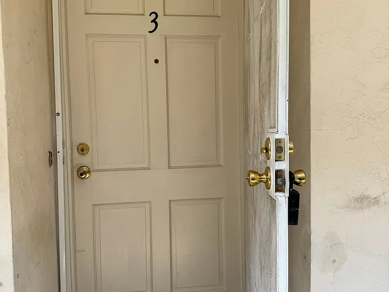 Walnut 409 W — Photo 2