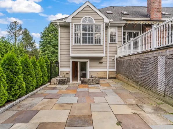 4 Dover Cir, Newtown, CT 06470