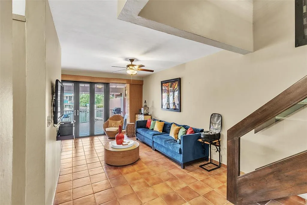 4 bed, 3.0 bath, 2500 sqft, $4,000 — Photo 2