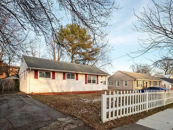 2nd image of 903 Montrose Ave