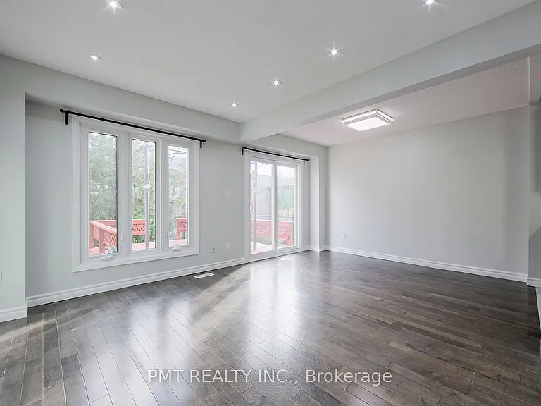 26 Granada Cres — Photo 16