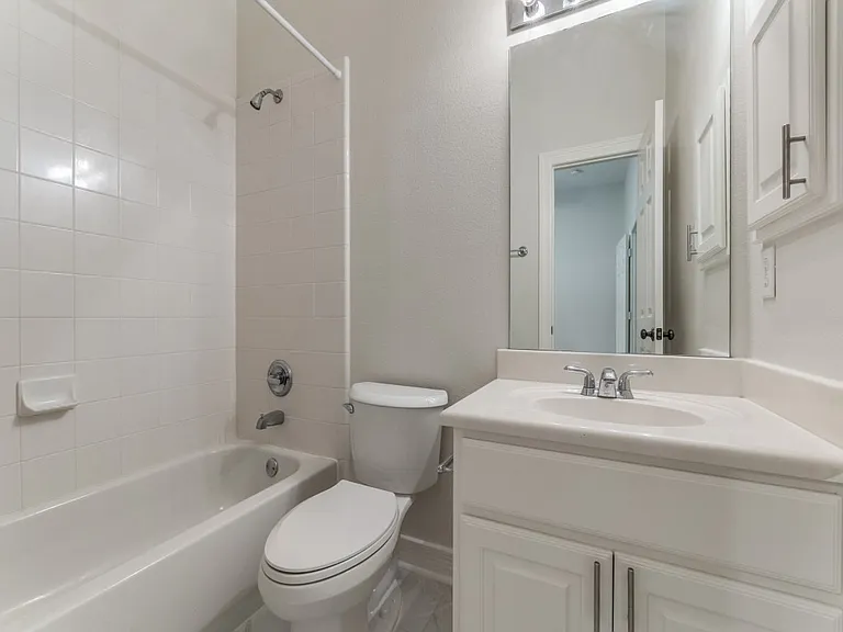 2412 Worthington St — Photo 3