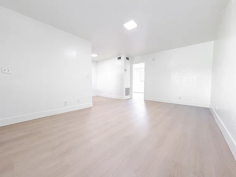 1100 S Broadway #205 — Photo 6