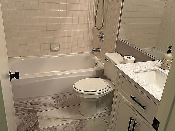 3rd image of 4207 Oak Bay Way