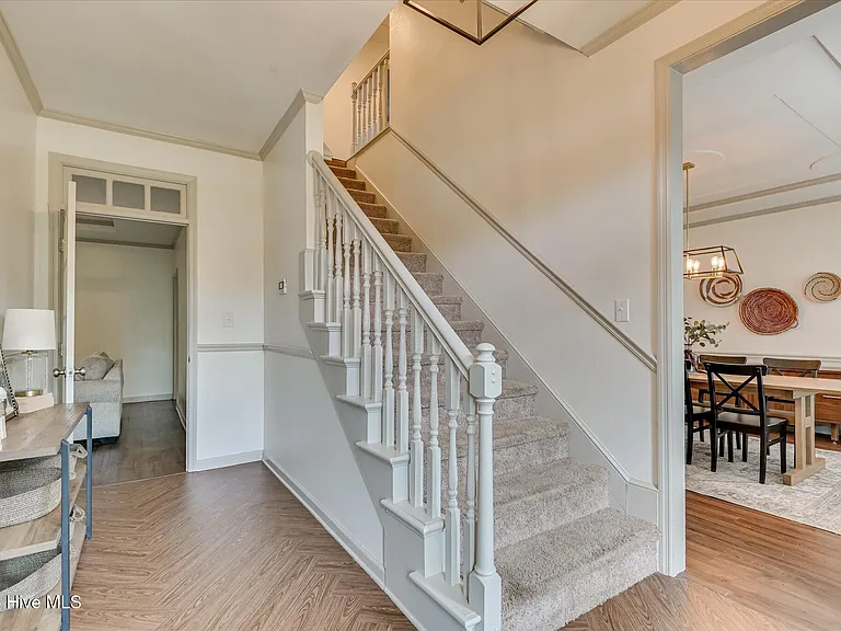 1084 Severn Dr — Photo 3
