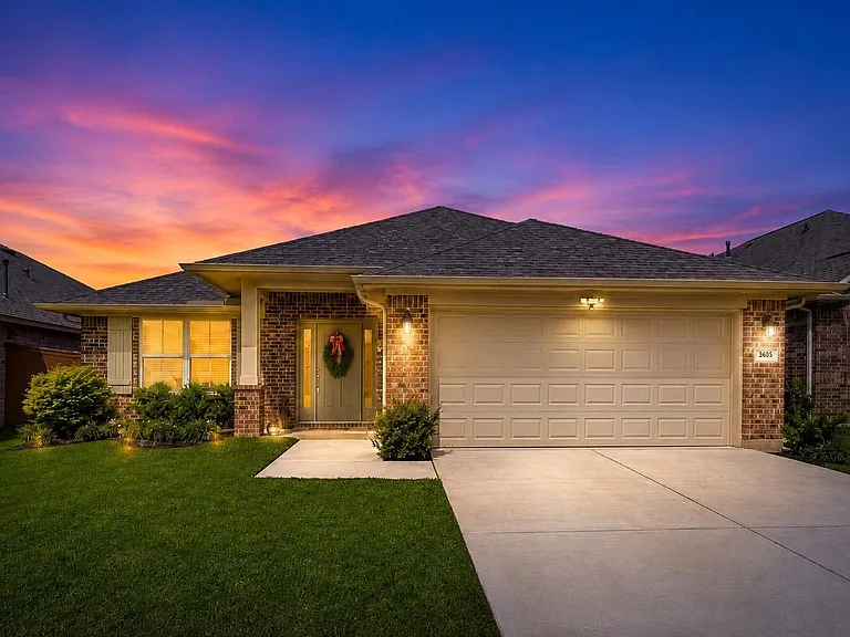2605 Golden Palms Ln — Photo 1