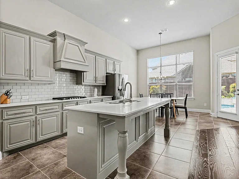 3323 Royal Ridge Dr — Photo 6