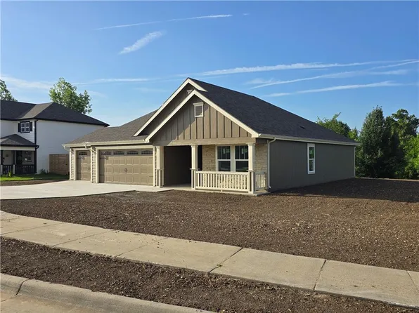1602 Bluestem Dr, Ottawa, KS 66067
