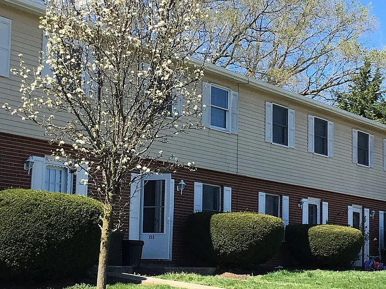 209 Surrey Ct — Photo 1