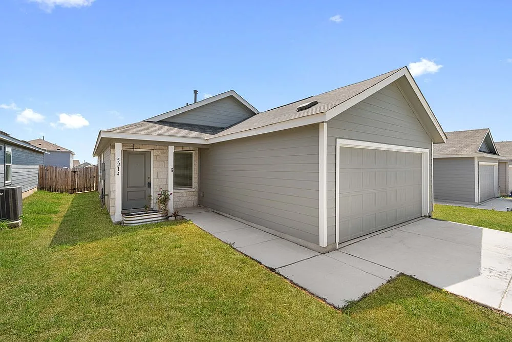 Charming 3-Bed Home with Fenced Yard and Garage in San Antonio $1,600/mo — Photo 2