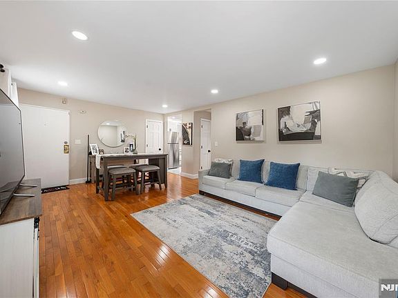 3rd image of 161 Knickerbocker Rd APT C
