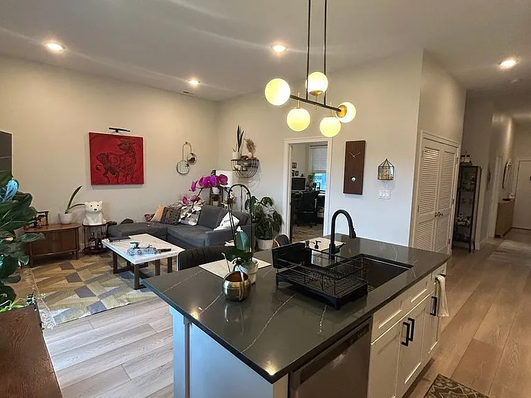 1214 W Carmen Ave #403 — Photo 7