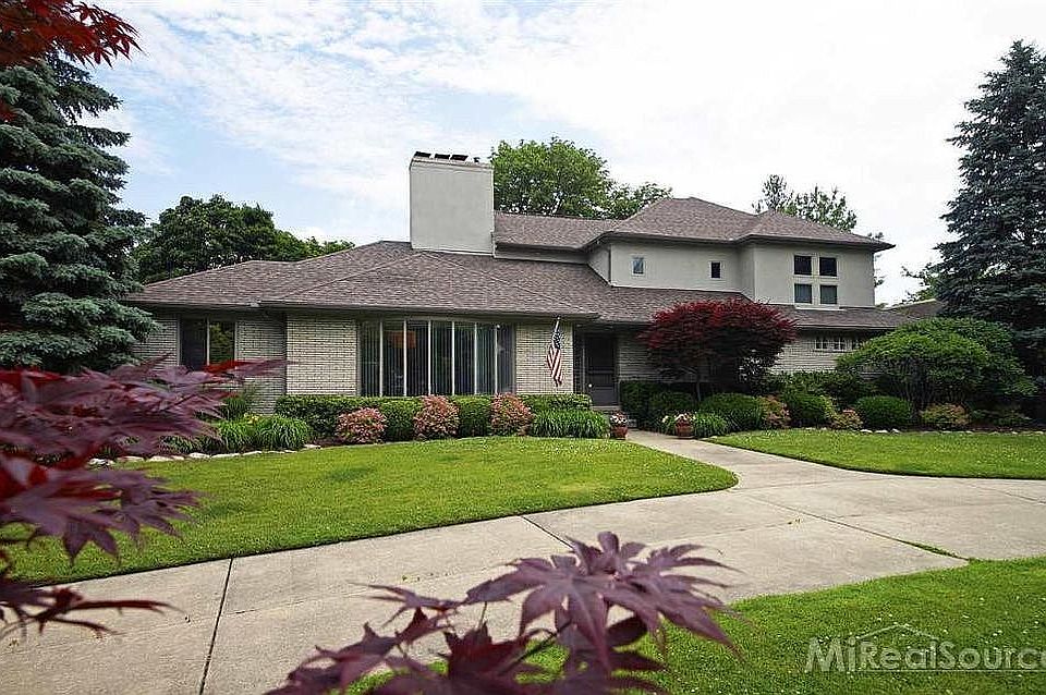 1st image of 690 Bedford Ln