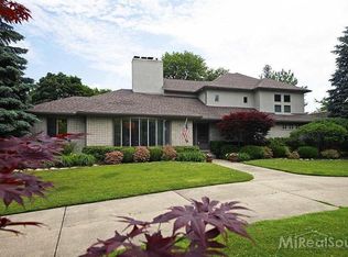 690 Bedford Ln, Grosse Pointe Park, MI 48230