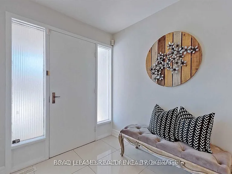 17 Baroness Cres #UPPER — Photo 2