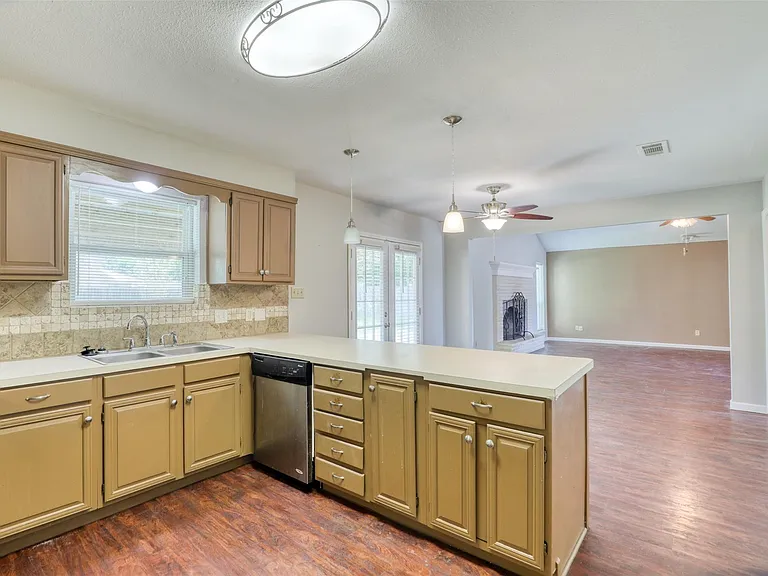 607 Rosewood Dr — Photo 14