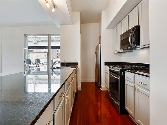 5th image of 1115 Prytania St Unit 304