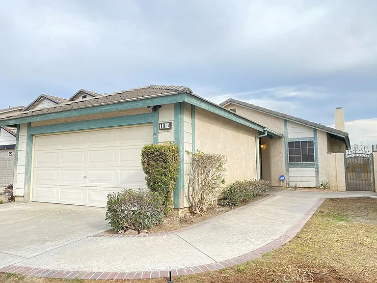 1084 Jacaranda Rd — Photo 1