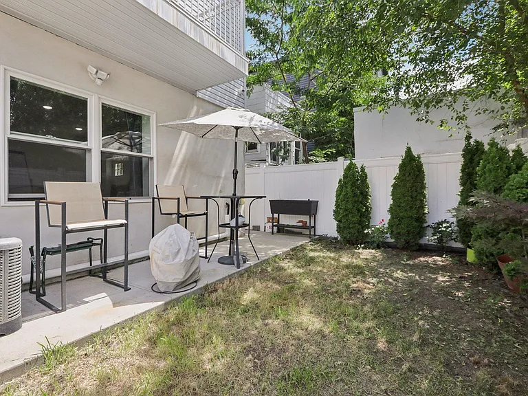 131 Zabriskie St — Photo 41