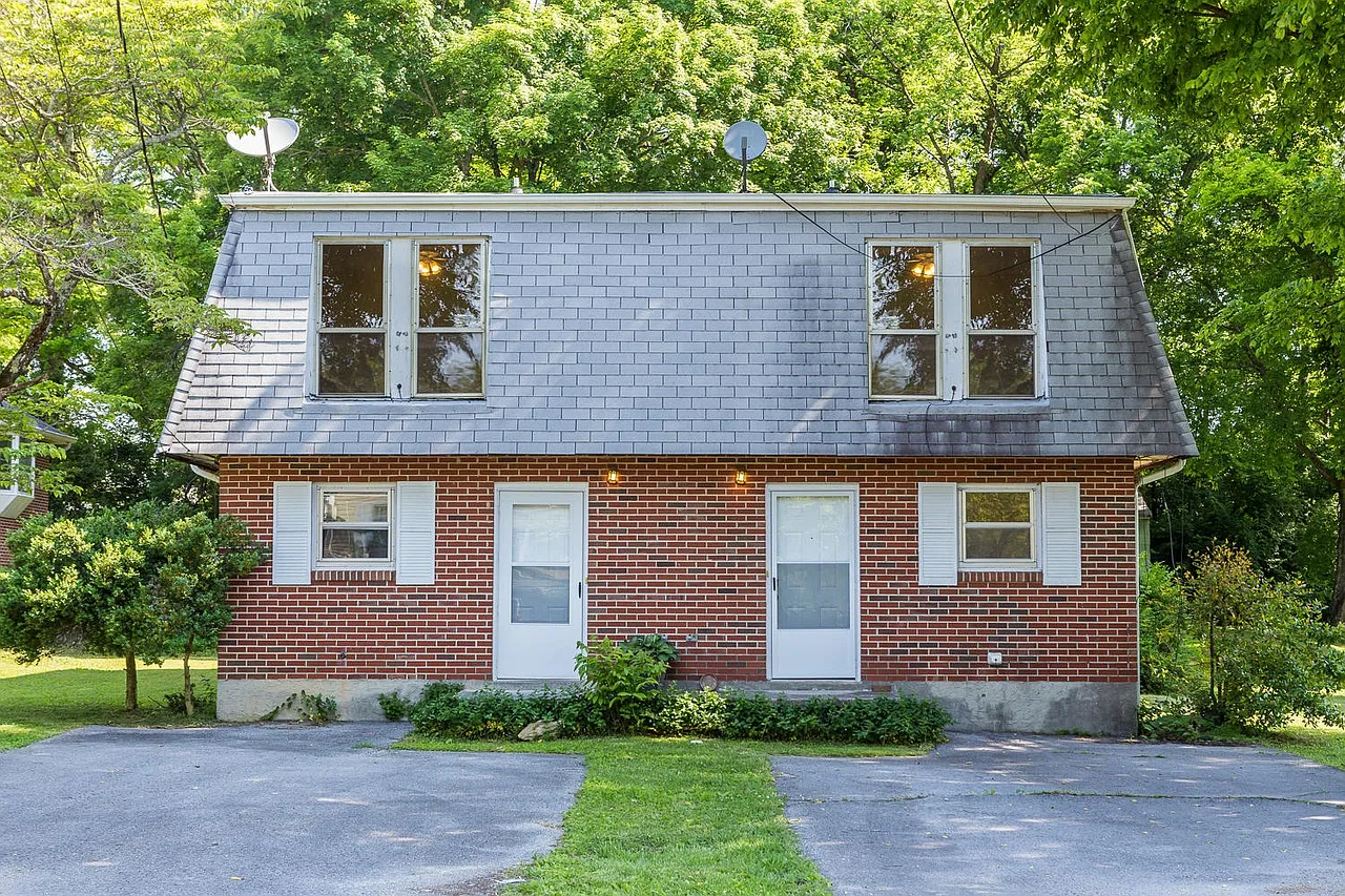 2 bed, 1.5 bath, 1088 sqft, $1,300 — Photo 1