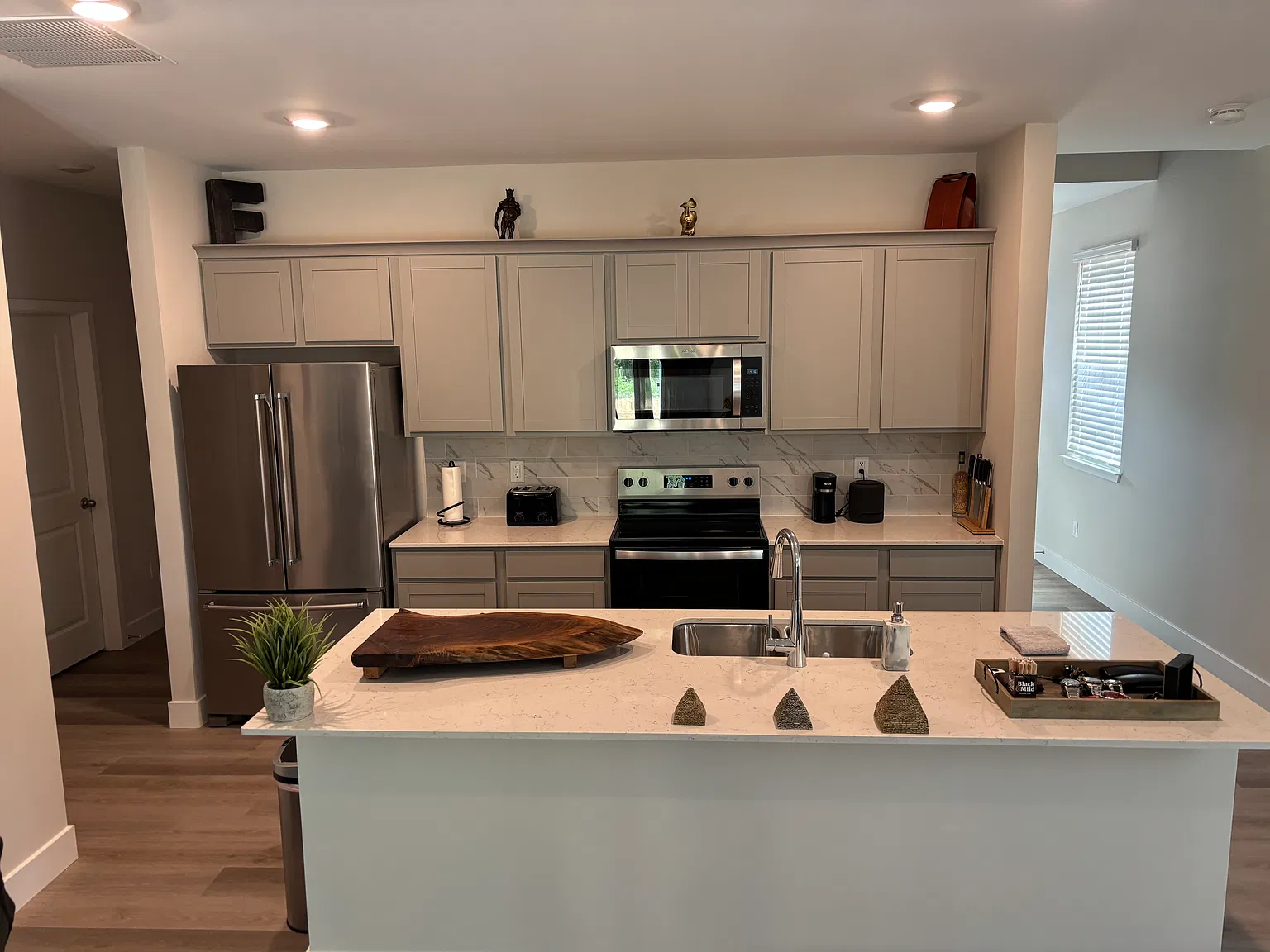 4 bed, 2.5 bath, 2500 sqft, $1,100 — Photo 4