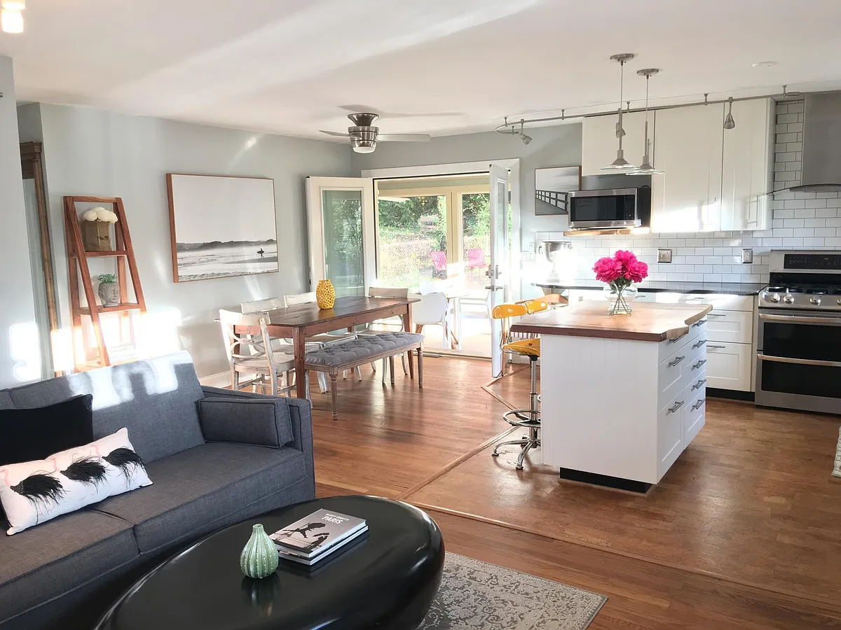 Main living area with double glass doors to enclosed back porch - 1406 Baker St