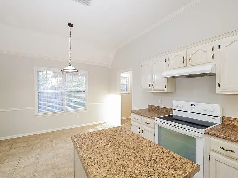 25 Oakland Woods Cv — Photo 8