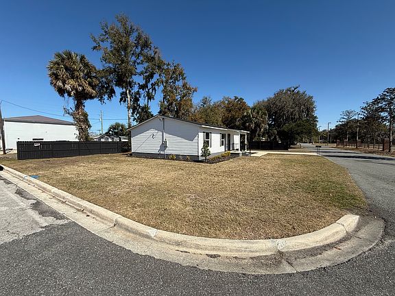 3rd image of 443 NE Davis Ave