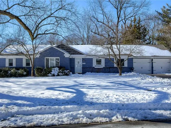 9724 Manor Rd, Leawood, KS 66206