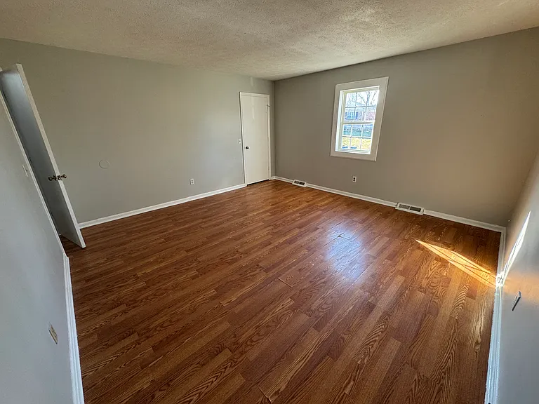 Large bedroom #1