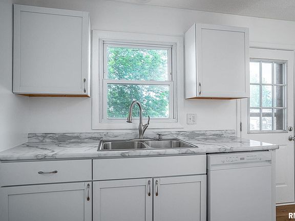 5th image of 1811 Valley Dr