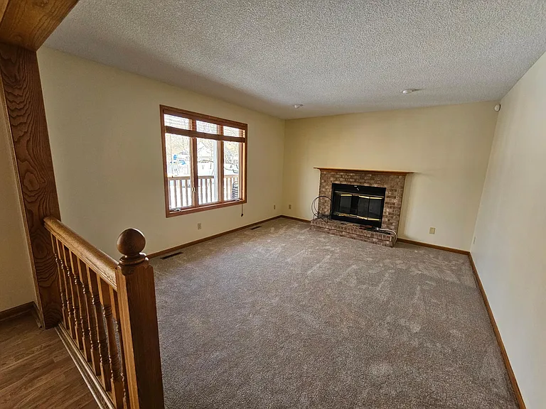 430 Zinnia Ln N — Photo 8